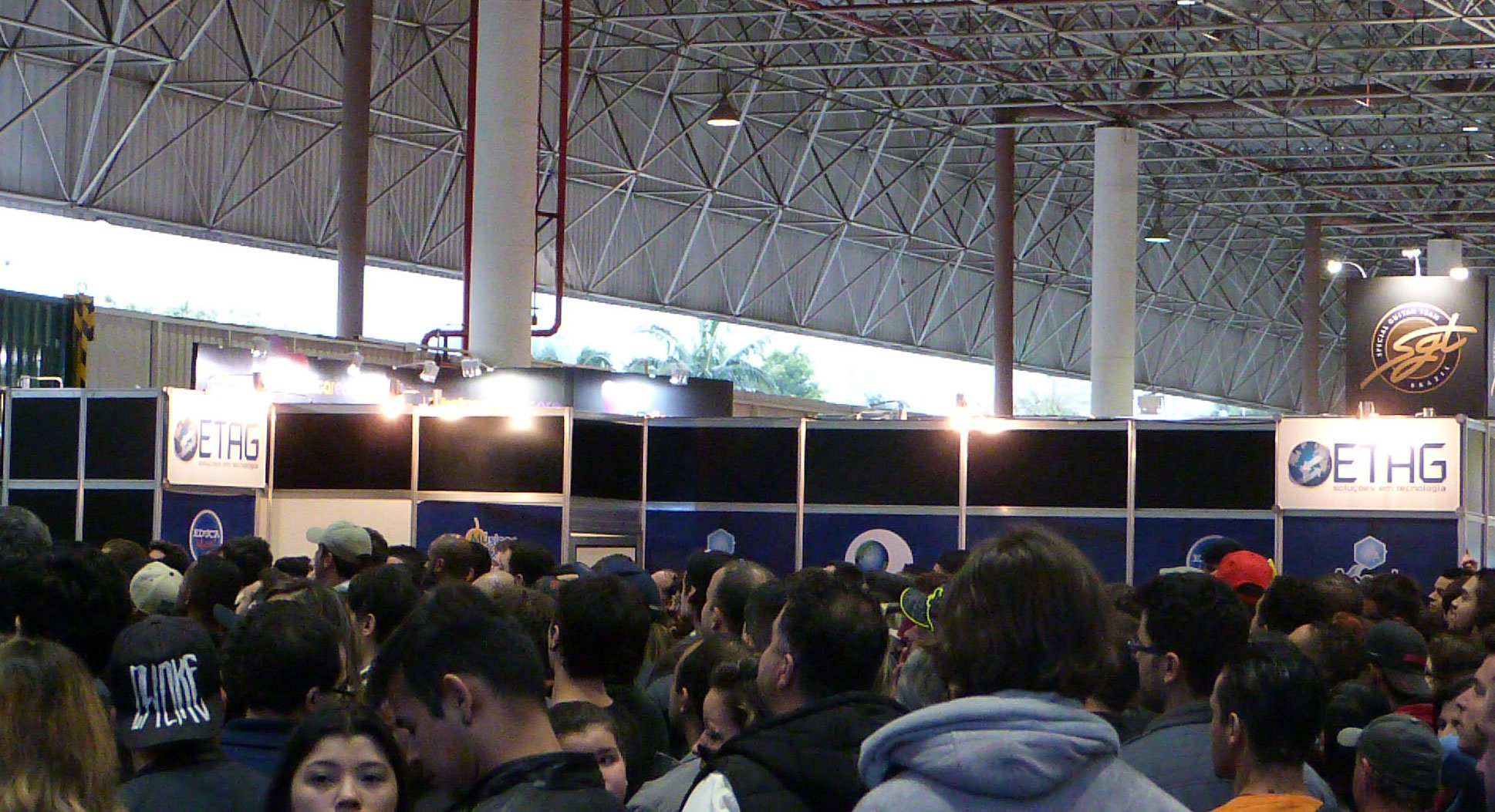 Estande da ETAG Soluções em Tecnologia na Expomusic 2016, com equipe e visitantes.